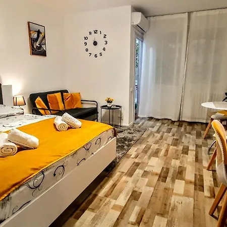 The Yellow King - Luxurious Bucharest