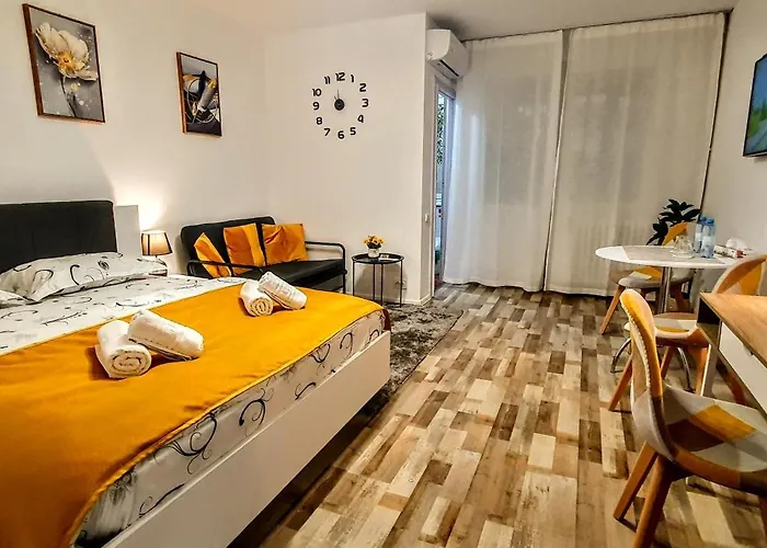 The Yellow King - Luxurious Bukarest